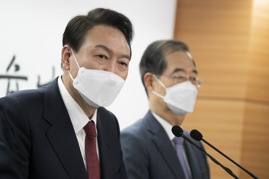 윤석열 대통령 당선인이 3일 서울 종로구 통의동 대통령직인수위원회 기자회견장에서 한덕수 전 총리를 새 정부 초대 국무총리 후보자로 소개하고 있다. 인수위사진기자단=연합뉴스